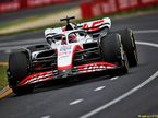 Кевин Магнуссен за рулём машины Haas на трассе в Мельбурне