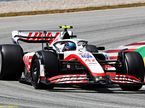 Мик Шумахер за рулём машины Haas на трассе в Барселоне