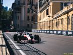 Кевин Магнуссен за рулём машины Haas на трассе в Баку