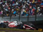 Кевин Магнуссен за рулём машины Haas на трассе в Сузуке