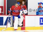 Гюнтер Штайнер выходит на лёд вместе с хоккеистами Montreal Canadiens