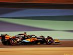 Оскар Пиастри за рулём McLaren MCL60 на трассе в Бахрейне