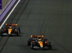 Машины McLaren на трассе в Джидде