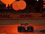 Машина McLaren на трассе в Катаре, 2021 год