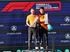 Андреа Стелла и Ландо Норрис на вершине подиума в Майами, фото XPB
