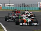 Пилоты Force India ведут борьбу с соперниками на трассе Гран При Венгрии 2010 года