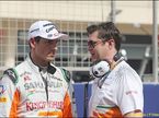 Адриан Сутил с гоночным инженером Брэдли Джойсем