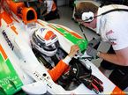Адриан Сутил на свободных заездах в Великобритании в боксах Force India