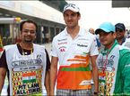 Адриан Сутил с волонтёрами на Гран При Индии