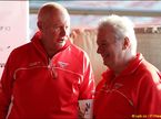 Пэт Симондс (справа) и руководитель Marussia F1 Джон Бут