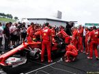 Механики Ferrari на стартовой решетке в Малайзии
