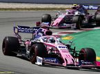 Машины команды Racing Point на трассе в Барселоне