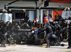 Механики Haas F1 обслуживают машину Грожана