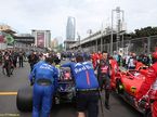 Механики Toro Rosso катят машину на стартовое поле Гран При Азербайджана