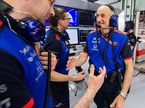 Франц Тост поздравляет коллег по Toro Rosso с успехом в Бахрейне