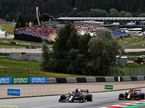 Машины AlphaTauri и Red Bull Racing на трассе австрийского автодрома Red Bull Ring