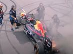 Юки Цунода и бригада Red Bull у горящей машины RB8, стоп кадр из новостей TVBS