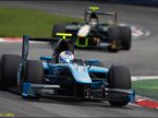 Джонни Чекотто и Давида Вальсекки на трассе GP2 в 2011 году. В предстоящем сезоне оба сменят команды