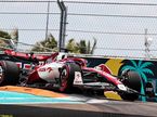 Валттери Боттас за рулём Alfa Romeo C42 на трассе в Майами
