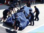 Механики Toro Rosso закатывают машину в боксы после очередной поломки