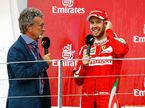 Эдди Джордан берёт интервью у Себастьяна Феттеля на подиуме в Баку