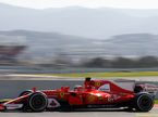 Себастьян Феттель за рулём Ferrari SF70H на тестах в Барселоне