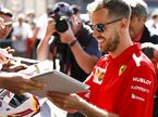 Себастьян Феттель раздаёт автографы болельщикам в Монако