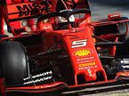 Себастьян Феттель за рулём Ferrari SF90 на трассе в Барселоне