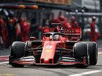 Себастьян Феттель выезжает из боксов Ferrari после единственного пит-стопа
