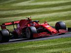 Шарль Леклер за рулём Ferrari SF1000 на трассе в Сильверстоуне