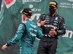 Льюис Хэмилтон и Себастьян Фетель поздравляют друг друга после подиума в Венгрии, 2021 год