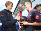 Хоккенхайм. Себастьян Феттель раздает автографы...