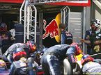 Себастьян Феттель вернулся в боксы Red Bull после схода