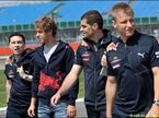 Сильверстоун. Себастьян Феттель и сотрудники Red Bull обходят трассу