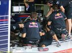 Механики Red Bull Racing работают с машиной Феттеля