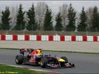 Себастьян Феттель за рулем Red Bull RB7 на трассе в Барселоне