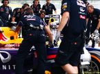 Себастьян Феттель и Даниэль Риккардо в боксах Red Bull Racing