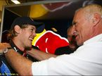 Дитрих Матешиц, совладелец концерна Red Bull, поздравляет Себастьяна Феттеля с первым титулом, Абу-Даби, 2010 год