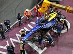 Команда Williams получает разбитую машину Франко Колапинто после аварии в Лас-Вегасе, фото XPB