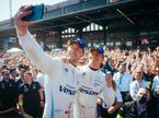 Ник де Вриз и Стоффель Вандорн радуются победе и подиуму вместе с командой, фото пресс-службы Mercedes