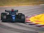 Александер Элбон за рулём машины Williams на трассе в Барселоне