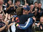 Глава Red Bull Racing Кристиан Хорнер поздравляет Марка Уэббера с победой