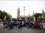 Red Bull Racing проводит тренировку в центре Лондона