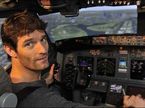 Марк Уэббер за рулём штурвала симулятора Qantas. Фото Michael Clayton-Jones.