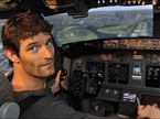 Марк Уэббер за штурвалом летного тренажера