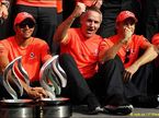 Мартин Уитмарш с гонщиками McLaren после победы в Монце