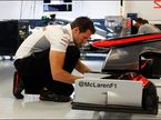 Инженер McLaren работает с машиной Дженсона Баттона