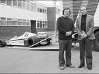 Фрэнк Уильямс (справа) и Патрик Хэд накануне презентации FW06 на новом заводе в Дидкоте, Англия (1978 год)