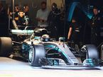Машина Mercedes W08 в боксах команды на тестах в Барселоне