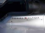 Логотип Tommy Hilfiger на машине Mercedes